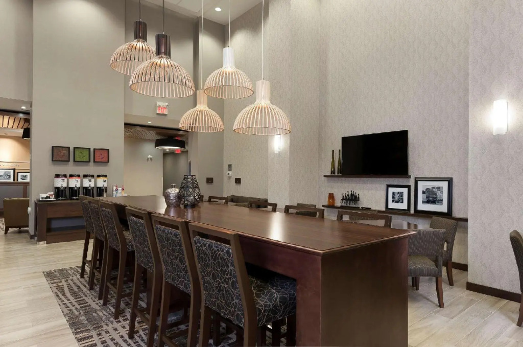 Hampton Inn & Suites by Hilton, Airdrie, AB, Canada