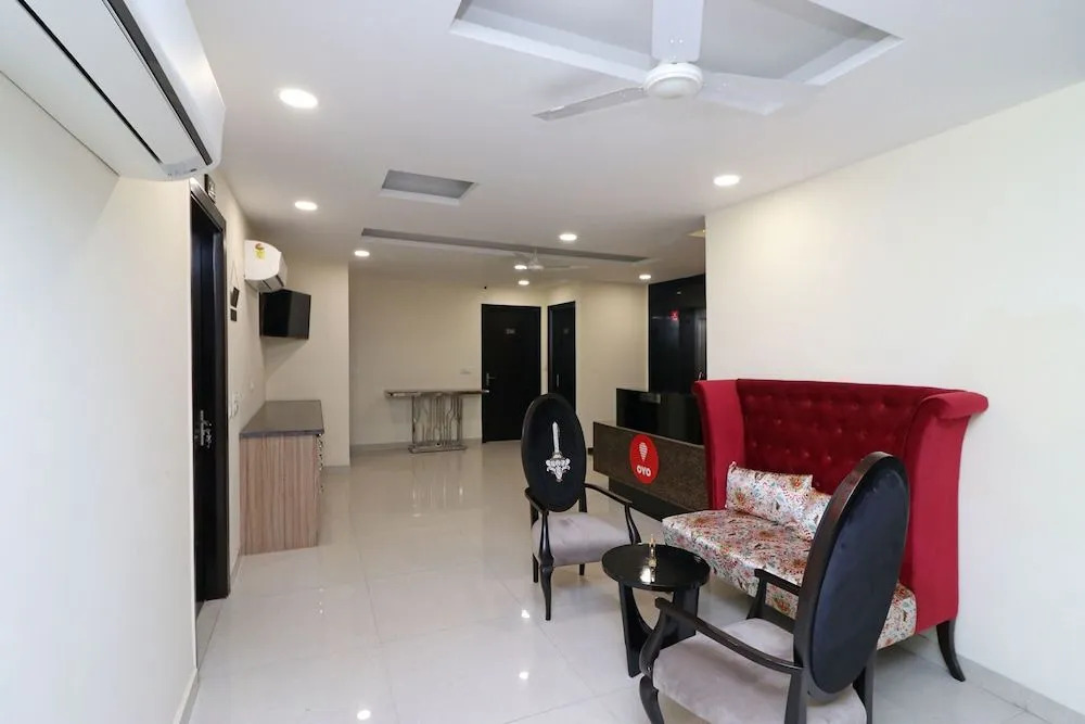 OYO 11611 Royal Palace Inn