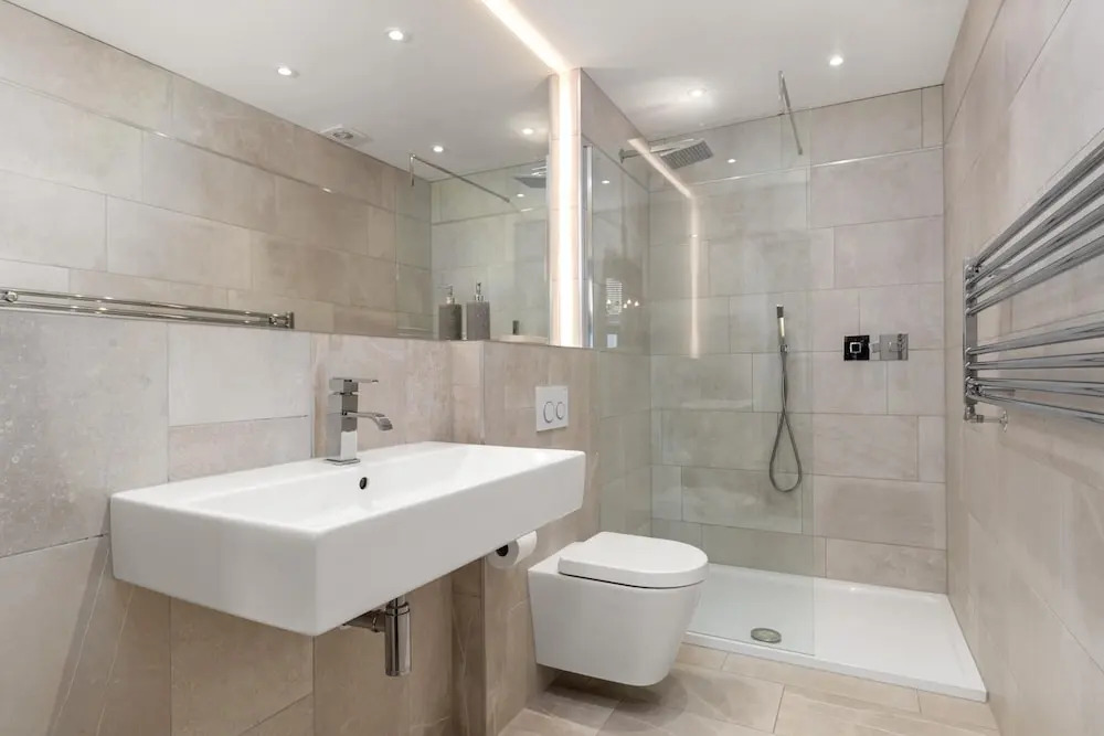 Spinnaker - Close to Town Sea Views