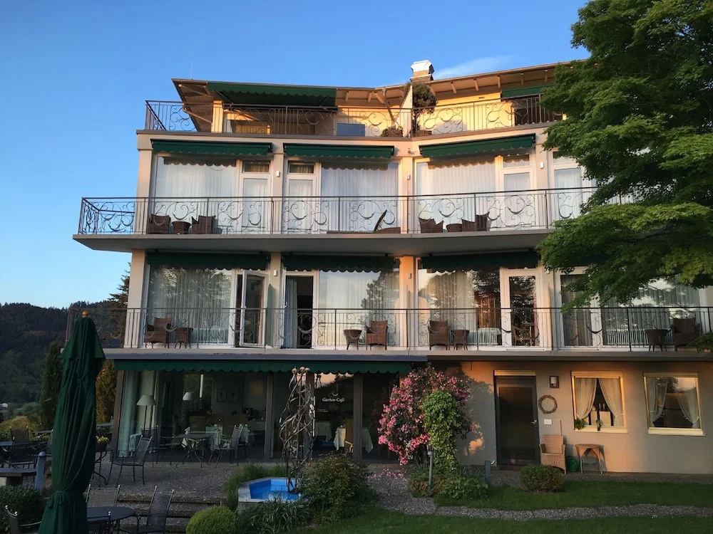 DAS SCHLOSSBERG - Boutique Hotel im Park- Nahe der Therme
