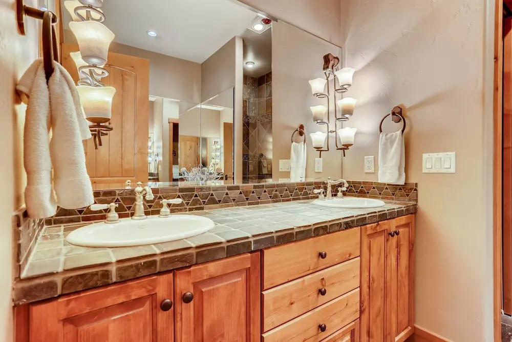 Luxurious All-suite Ski W/ Hot Tub 5 Bedroom Duplex