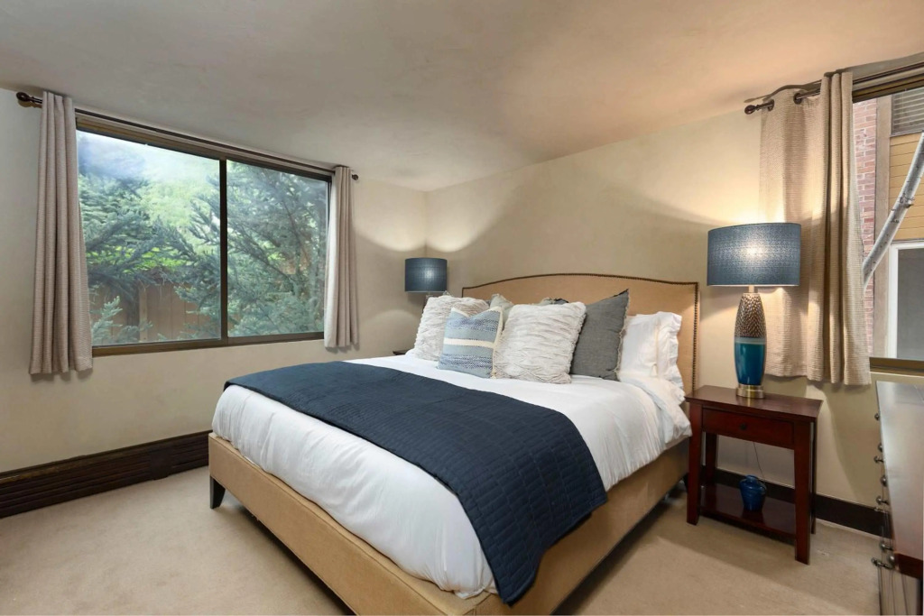 Riverfront 2 BR - Steps to Town & Gondola, Hot Tub