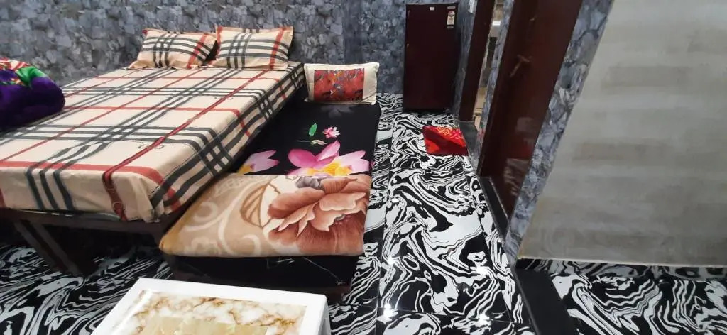Aggarwal hotels & guest houses lajpat nagar luxury stay in independent flats with attached kitchen washroom and balcony cal 92121 ,74700