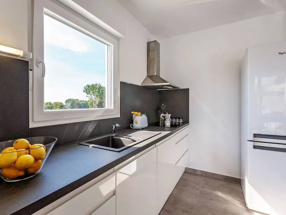 Elegant Villa With Swimming Pool in Pula Near Sea