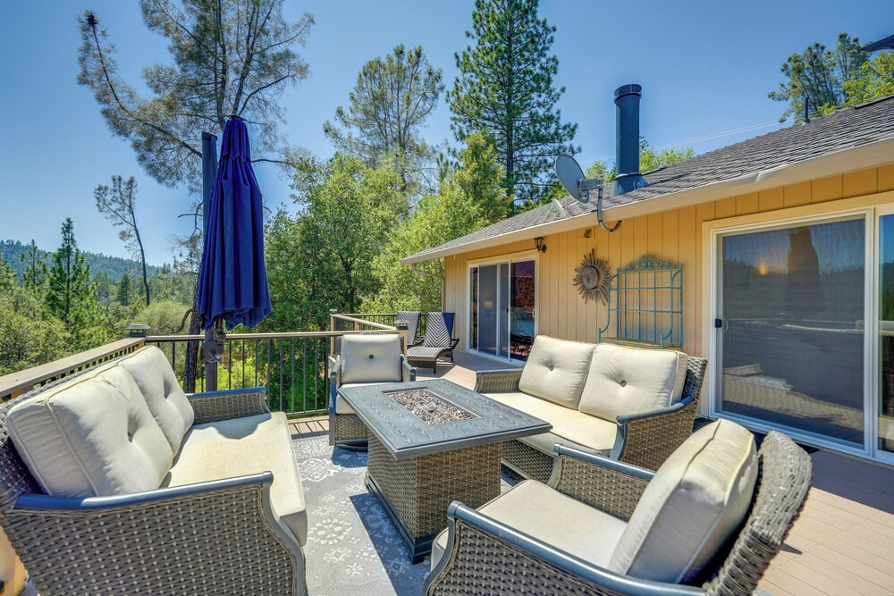 Hot Tub + Game Room: Family Retreat in Groveland!