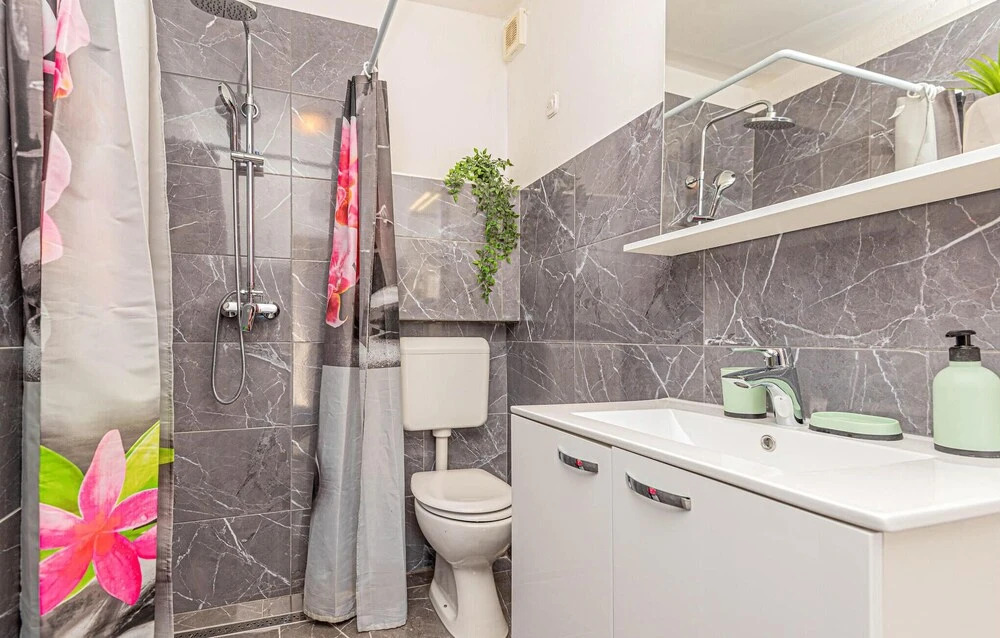 Amazing Home in Grebastica With Wifi and 4 Bedrooms