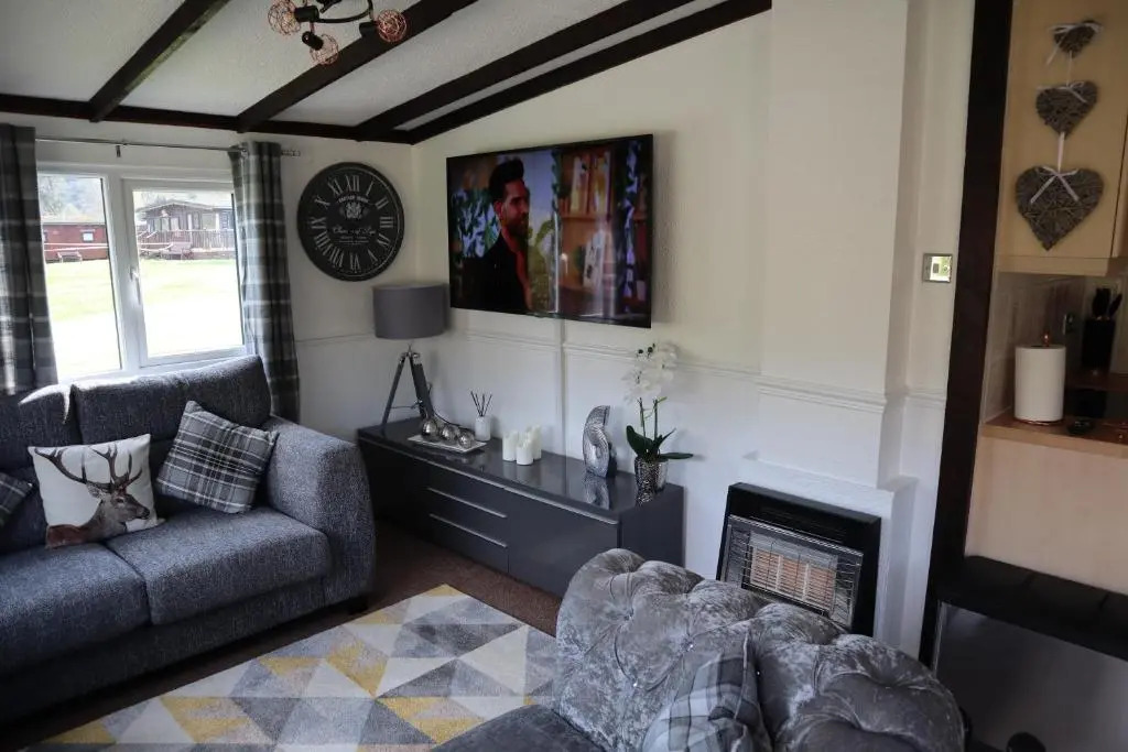 HEDDFAN, Luxury 3 bedroom timber lodge, Now with WiFi, Caer Beris Holiday Park, Builth Wells, SORRY NO TRADESMEN OR CONTRACTORS ALLOWED