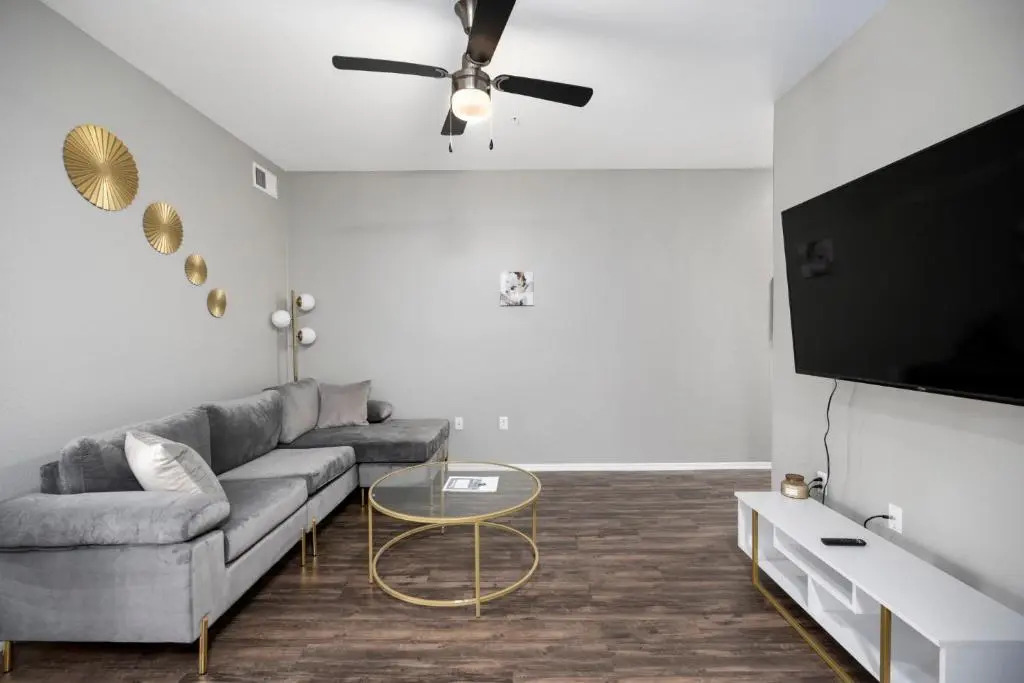 Luxury Mountain View 2BR with balcony located in Scottsdale