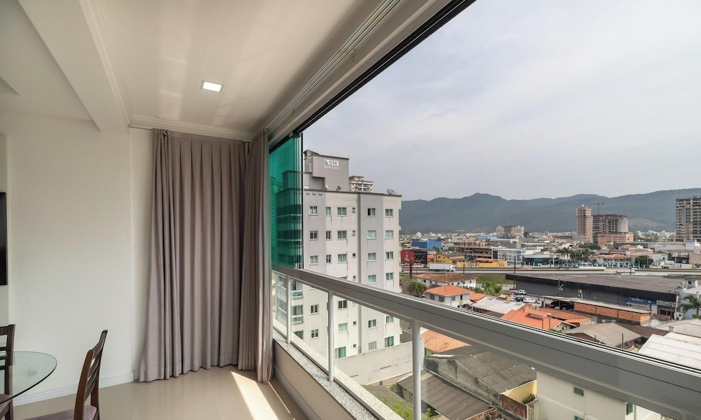 2BR Apt With BBQ in Meia Praia Mlo0601