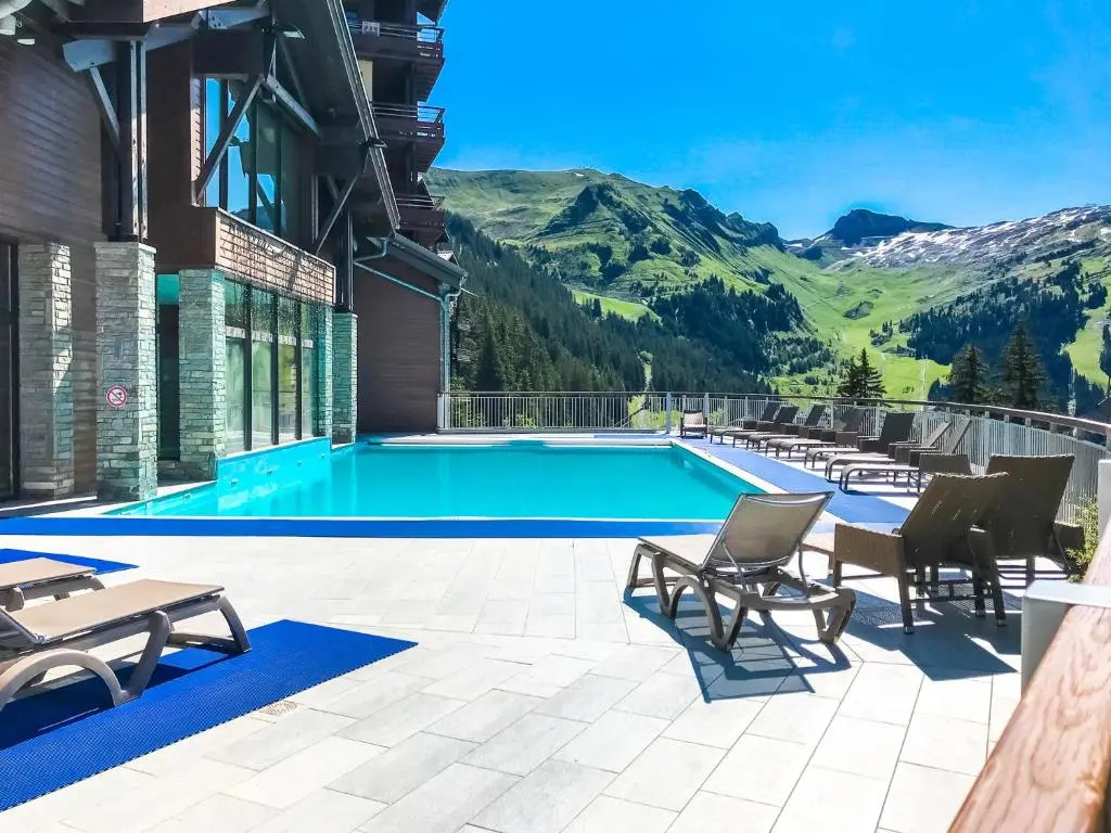 Charming 6th-floor 2-bedroom apartment with fireplace