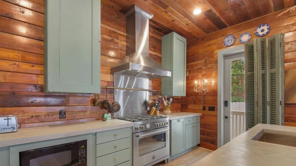 3br/3.ba With Dock, Deck/balcony and Fireplace