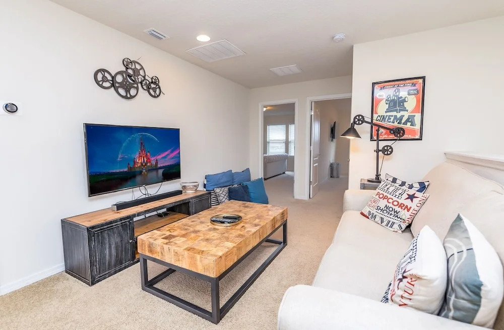 Amazing New TownHome 5 Bdr 4,5 Bath with Pvt Pool and Access to Clubhouse,15min from Disney