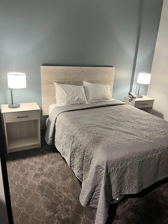 Deluxe Inn & Suites - Long Island City NYC