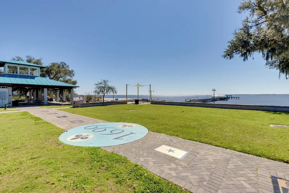 Harbor Oaks Haven: Walk to Front Beach & Downtown!