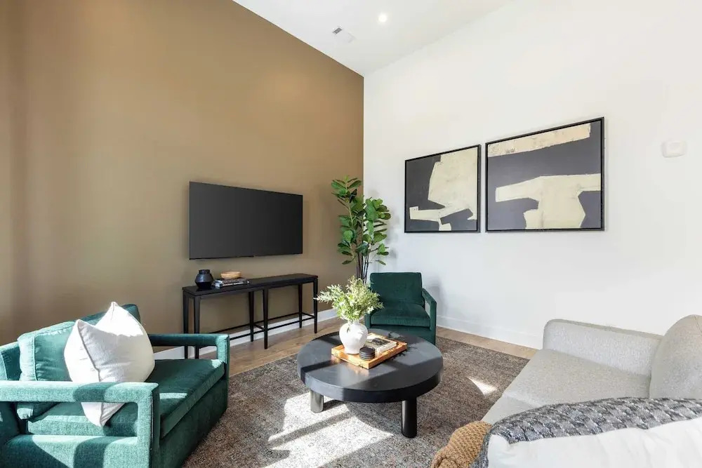 New Build Sleeps 12, 2 Condos, Modern Design Near Downtown Nashville
