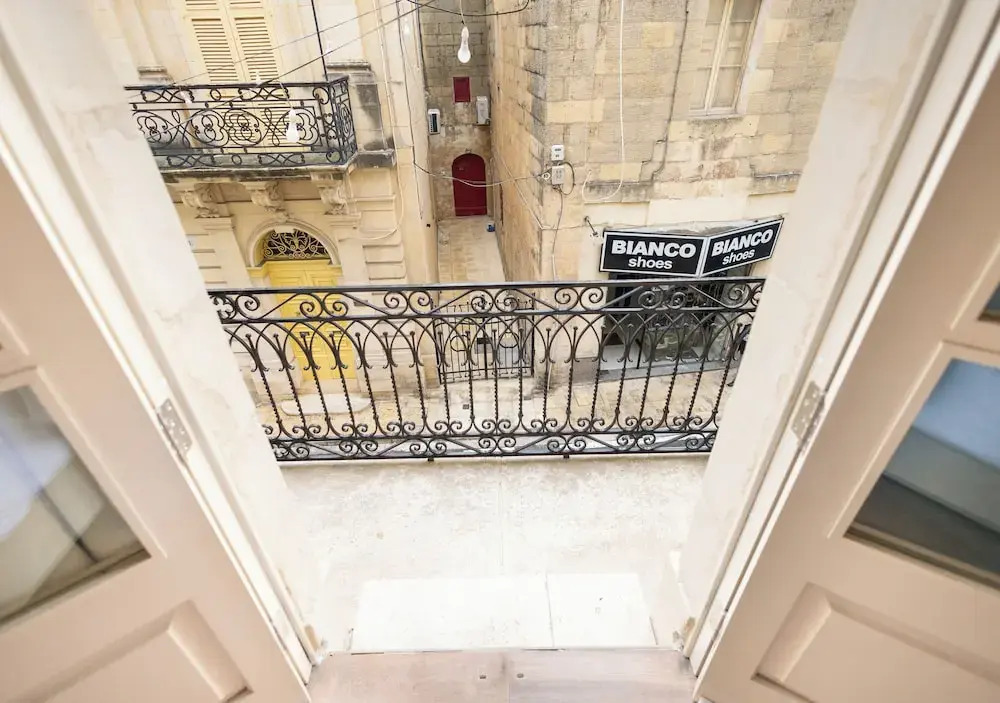Mosta Stays by Zzzing