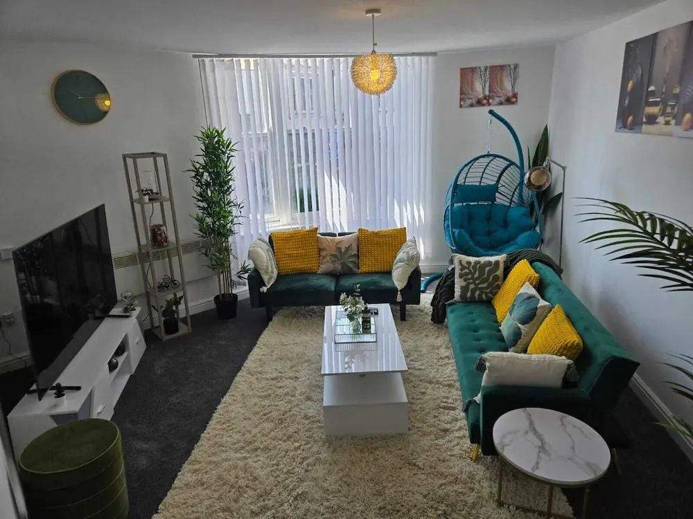 Luxury stylish Charming City Apartment with Private Entrance in Wolverhampton
