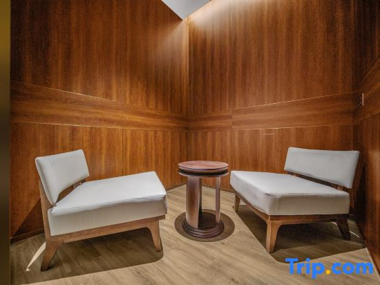 New Century Mingting Hotel (Shangrao Wuyuan County Center Cultural Square Branch)