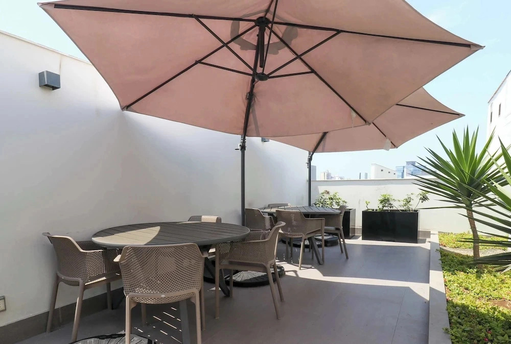 w Sunlit 1BR in the Heart of San Isidro