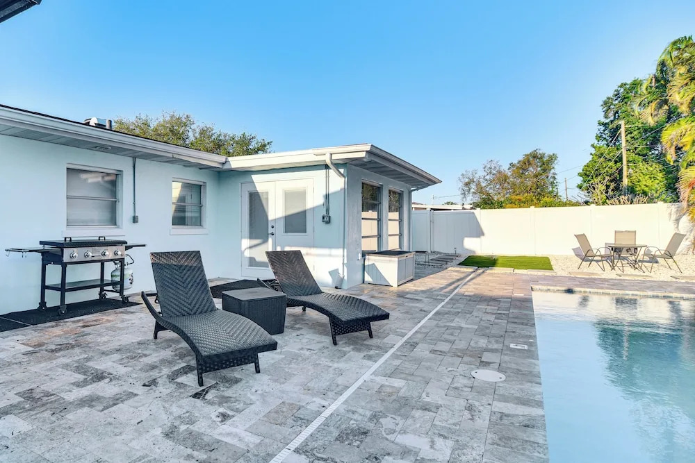 Private Hot Tub: Breezy Seminole Stay!