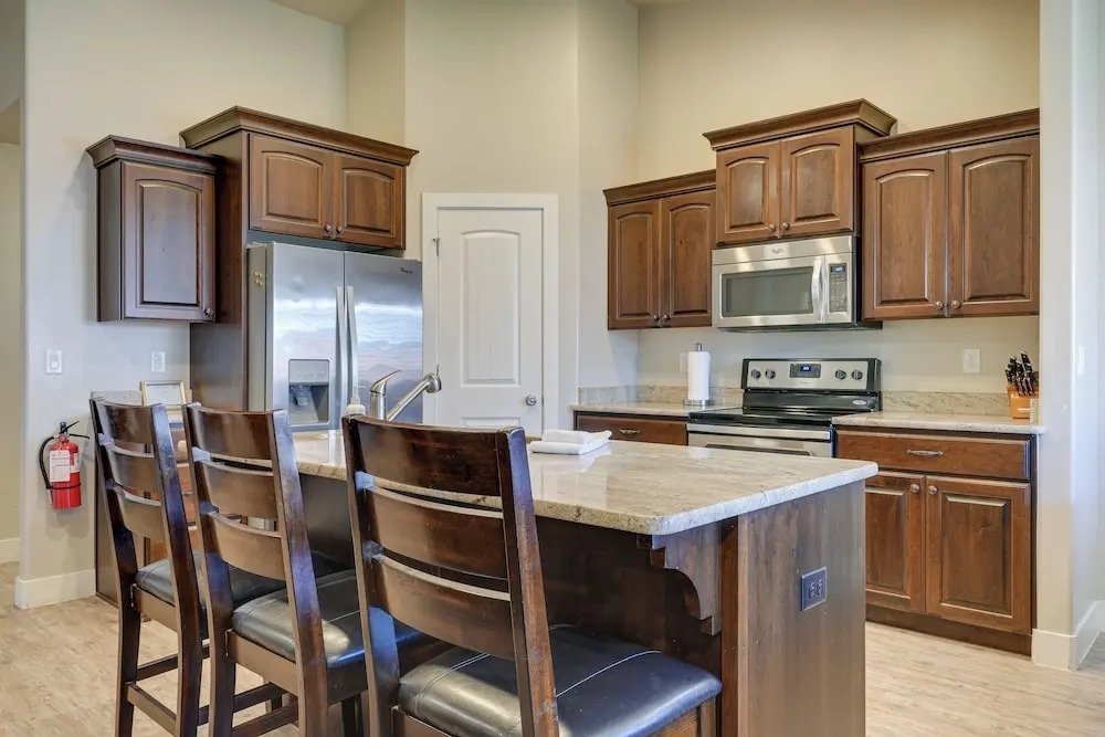 Hurricane Getaway w/ Private Pool, Mtn Views!