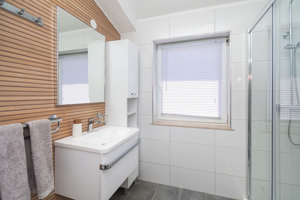 Apartments and Rooms Mladen