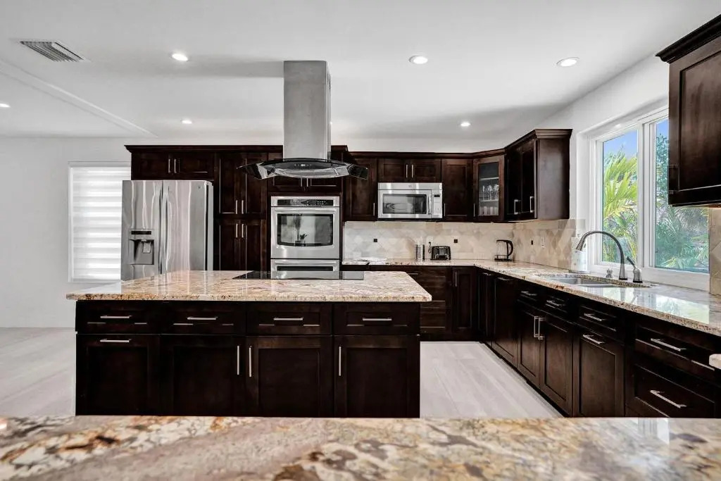 Newly Renovated 5br Villa with pool in Ft Lauderdale on the water
