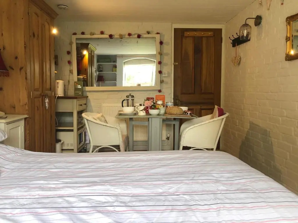 Cosy Cottage ground floor bedroom ensuite with private entrance