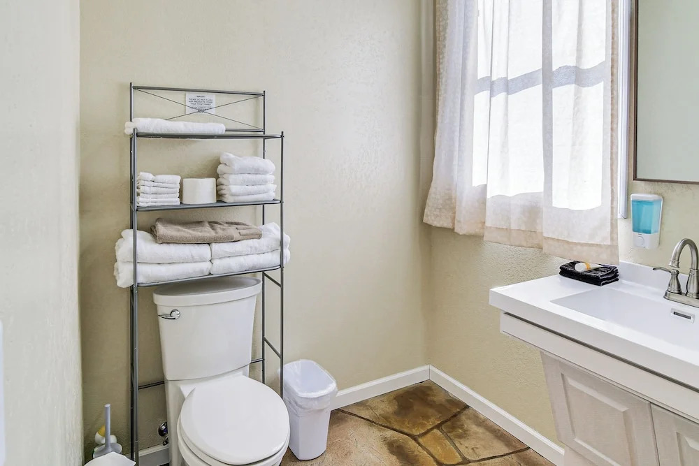 2 Mi to Main St: Newton Guest House