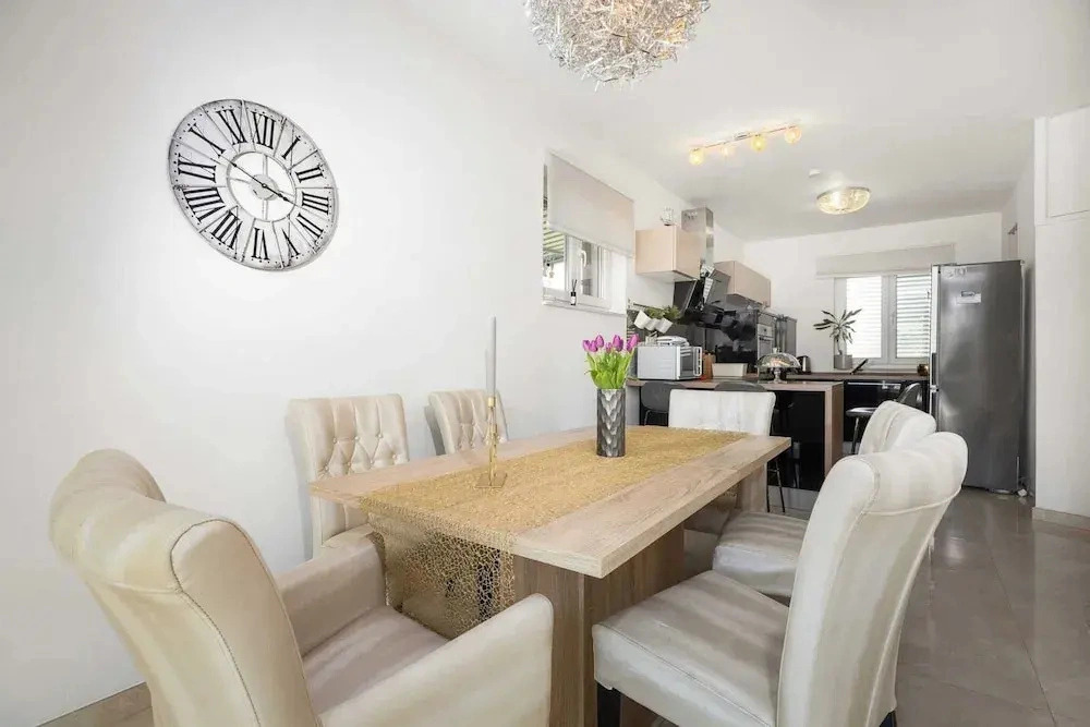Spacious Apartment in Brodarica With Garden