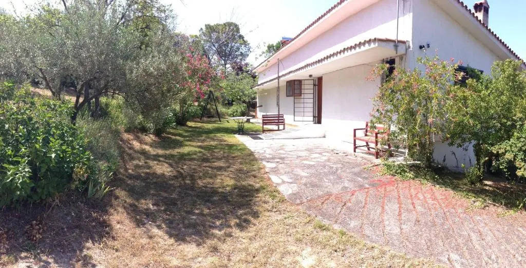 Secluded 1.8 acre garden Villa, for exclusive use with Stunning Views
