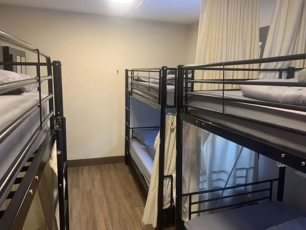 PARTY HOSTEL - The Canmore Hotel Hostel