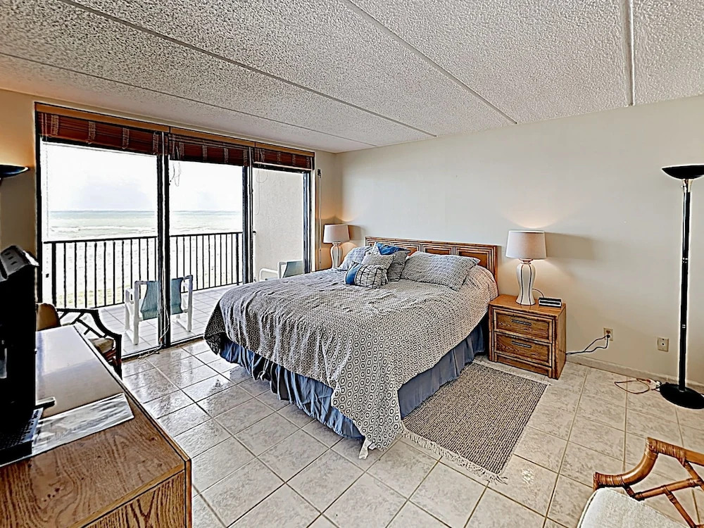 New Listing! Gulf-front W/ Pools & Gym 3 Bedroom Condo