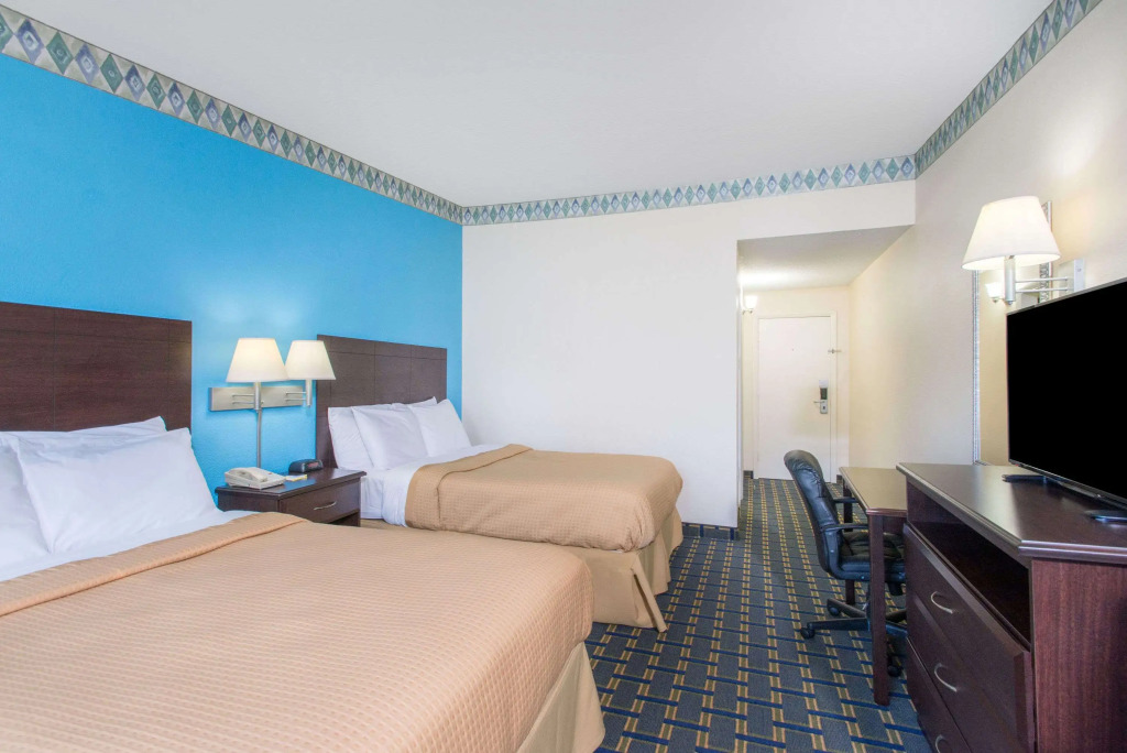 Days Inn by Wyndham Roanoke Hollins Near I-81