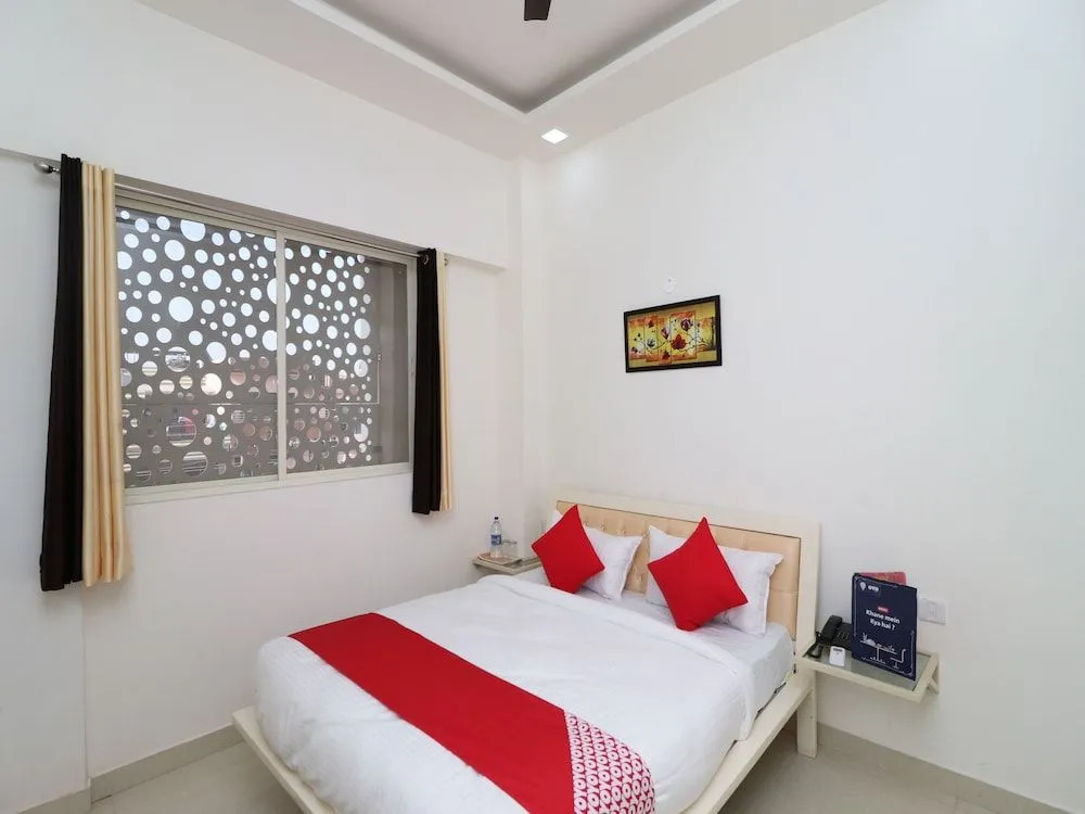 OYO 13406 Hotel Golden Leaf