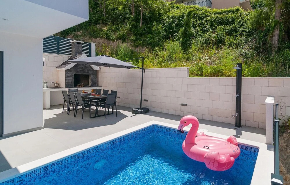 Amazing Home in Podstrana With 5 Bedrooms, Wifi and Outdoor Swimming Pool