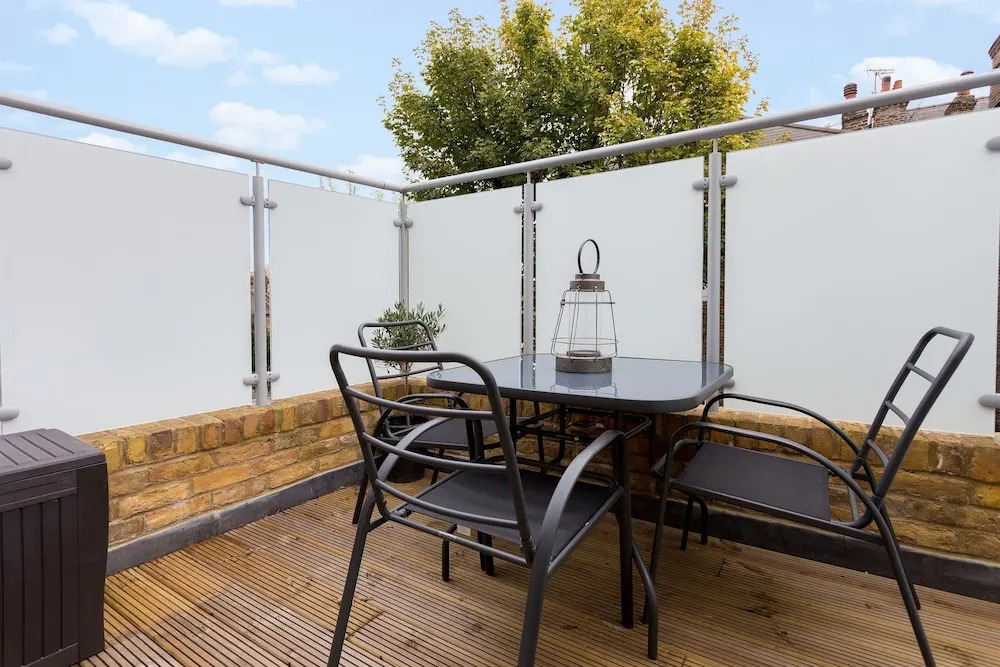 1 Bedroom Flat with Terrace in South West London