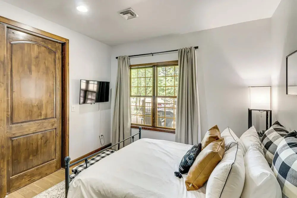 Porch, Fire Pit: 'pine View Retreat' in Lakeside!