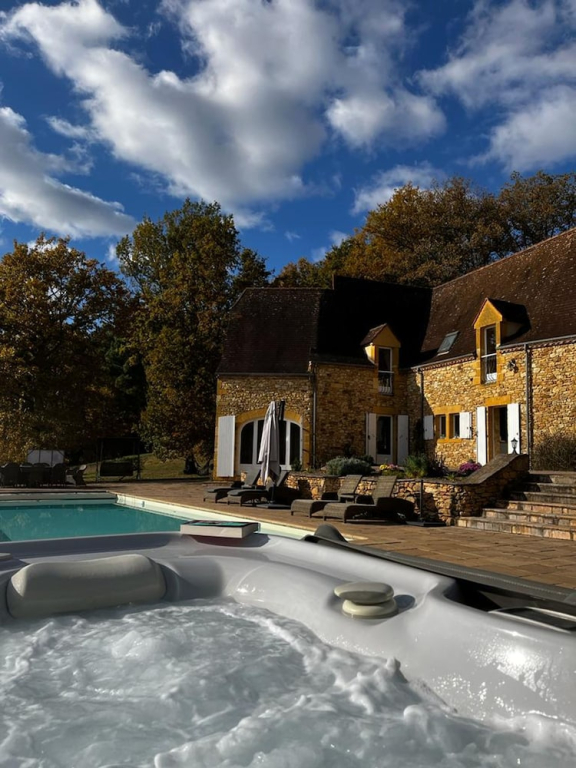 Luxury Secluded Chateau With Pool and hot tub