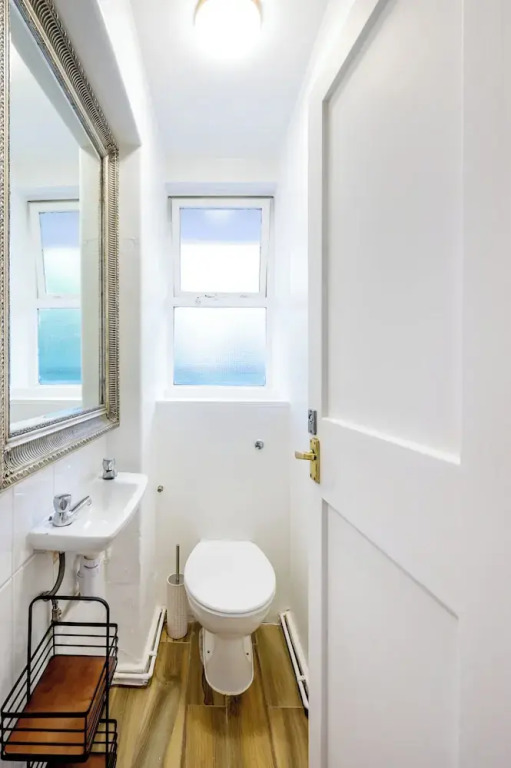 Cozy 2 bedroom flat- Heart of Victoria
