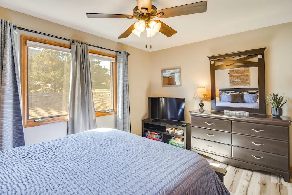 Fireplace & Mtn Views: Estes Park Home w/ Deck!