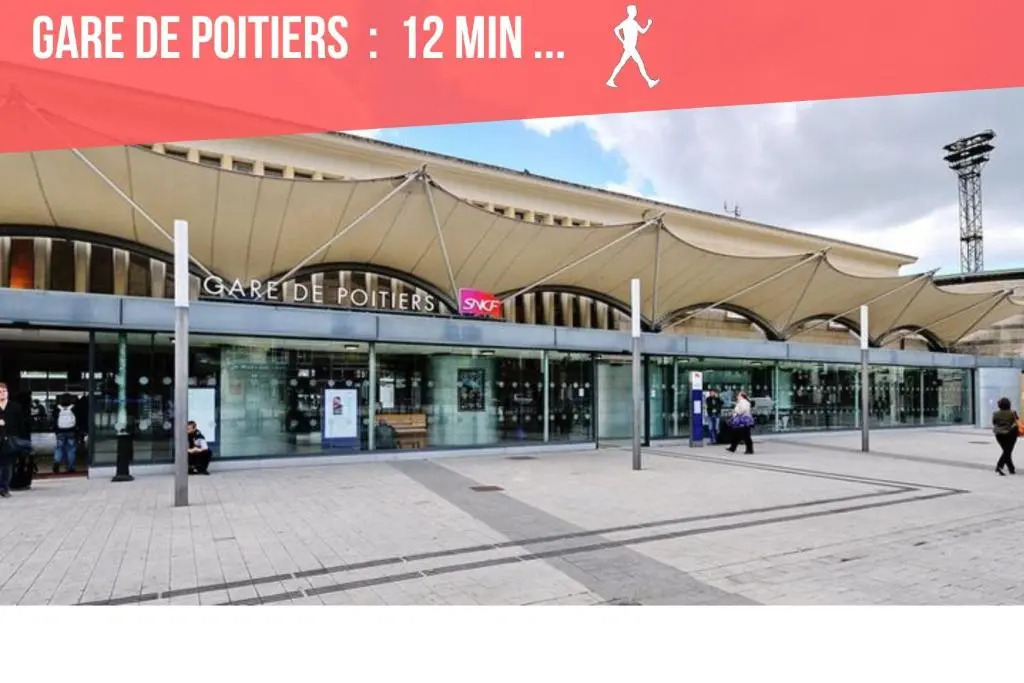 Chambres Poitiers Centre Ville - Salle de Bain, Réfrigérateur, TV et machine à café privatifs - Cuisine commune - Terrasse - Hôtel de ville à 200m