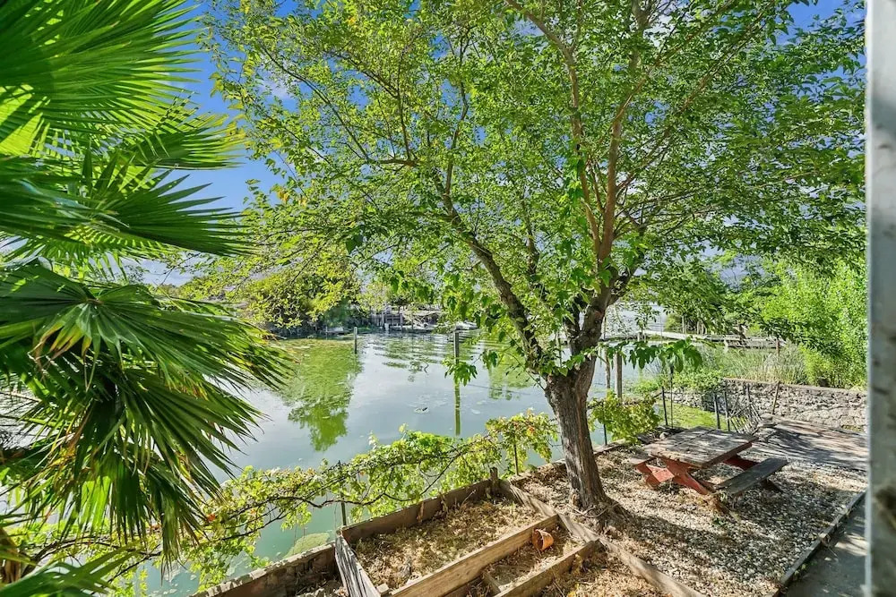 Lakefront Home Private Boat Ramp, Clear Lake