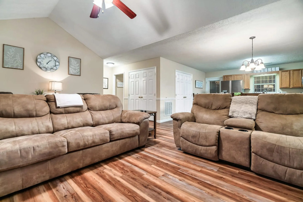 1 Mile to Pkwy Pets Hot Tub Creekside Porch