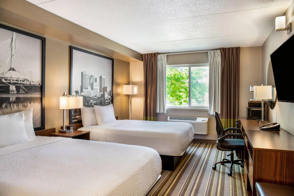 Super 8 by Wyndham Winnipeg West