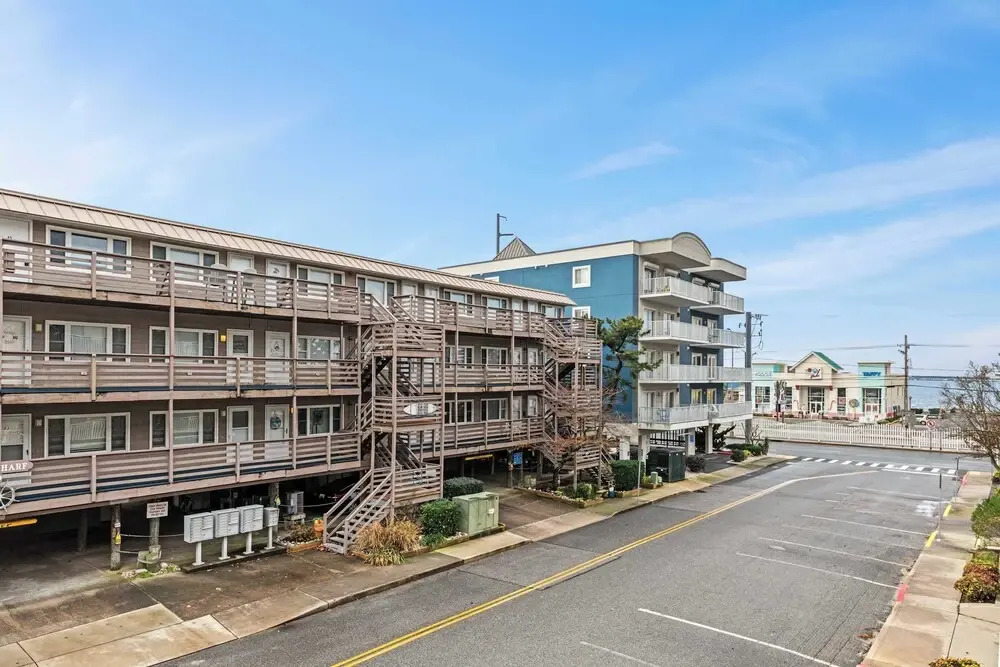 Salty Sands 4 208 2BR Ocean-block Condo, Balcony, Beach Gear & Parking
