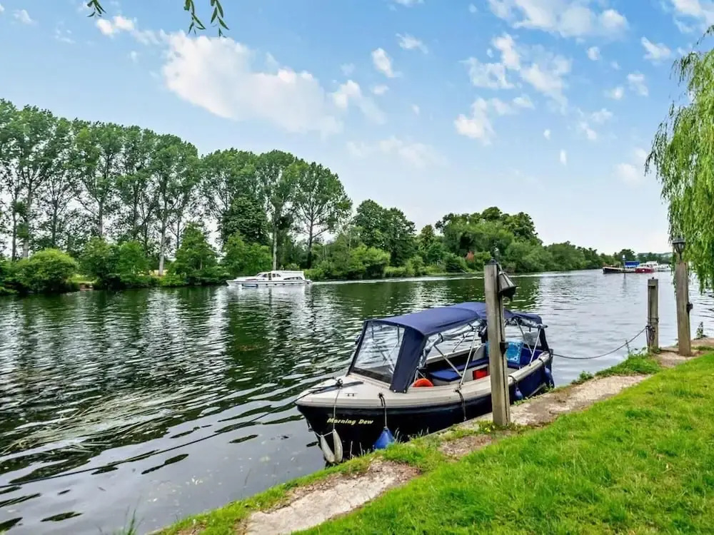 Luxury Riverside Mansion in Marlow