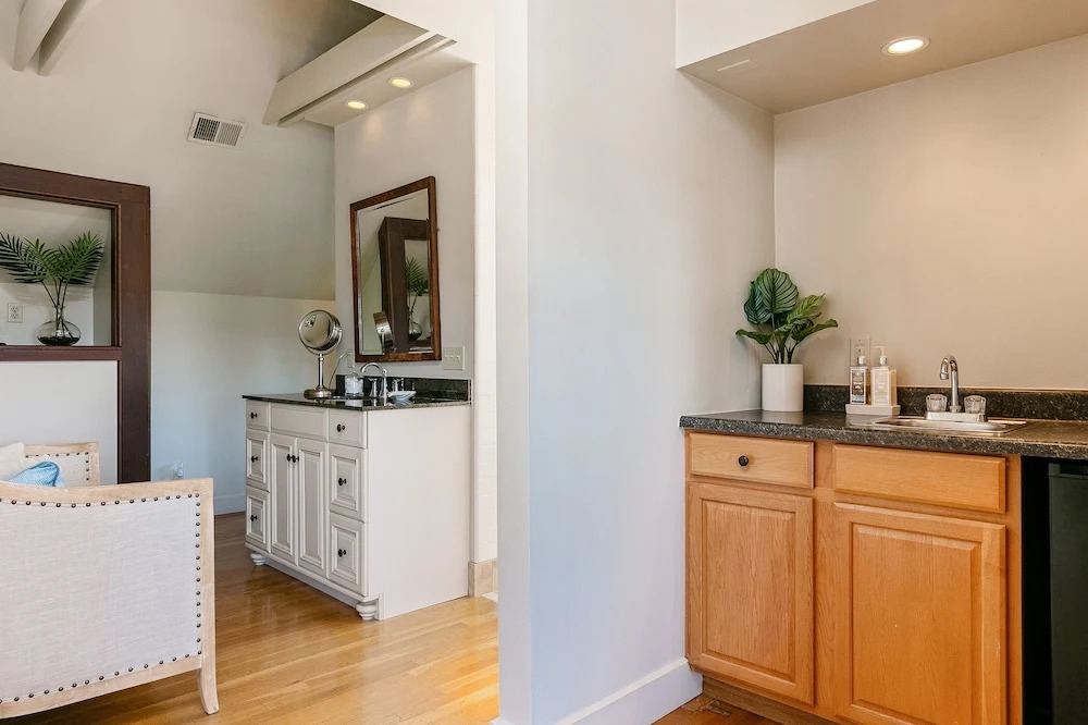 New Listing! The Penthouse Suite At De La Vina Inn Studio Bedroom Hotel Room
