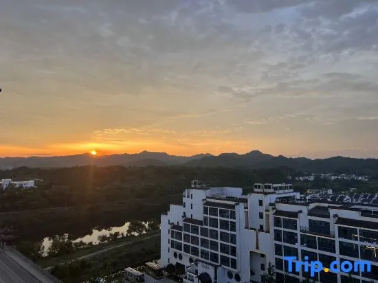 Yueya Fengjing Hotel (Shangrao Wuyuan Cultural Square Landscape Bridge)