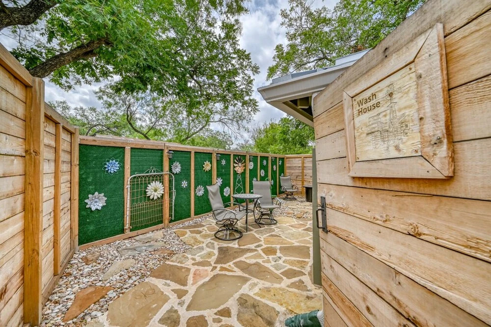 Unique Historic Wash House With Cozy Patio and Fire Table